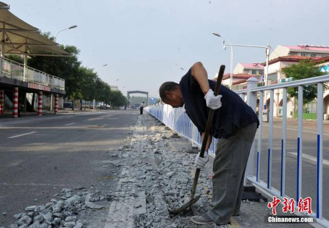 straddling bus dead5